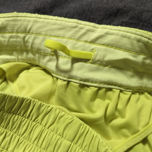 Women Lululemon Tracker Mid-Rise Lined Short 4" Highlight Yellow Size 8 - Picture 2 of 6